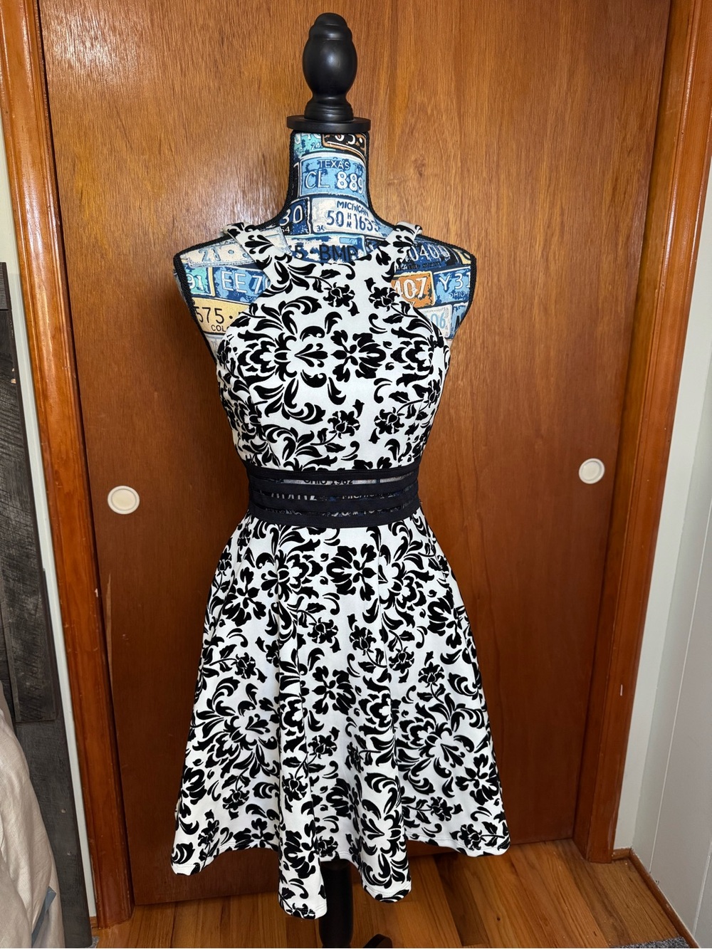 City Studio Black White Floral Fit-and-Flare Scoop Neck Lined Hoco Dress Size 5